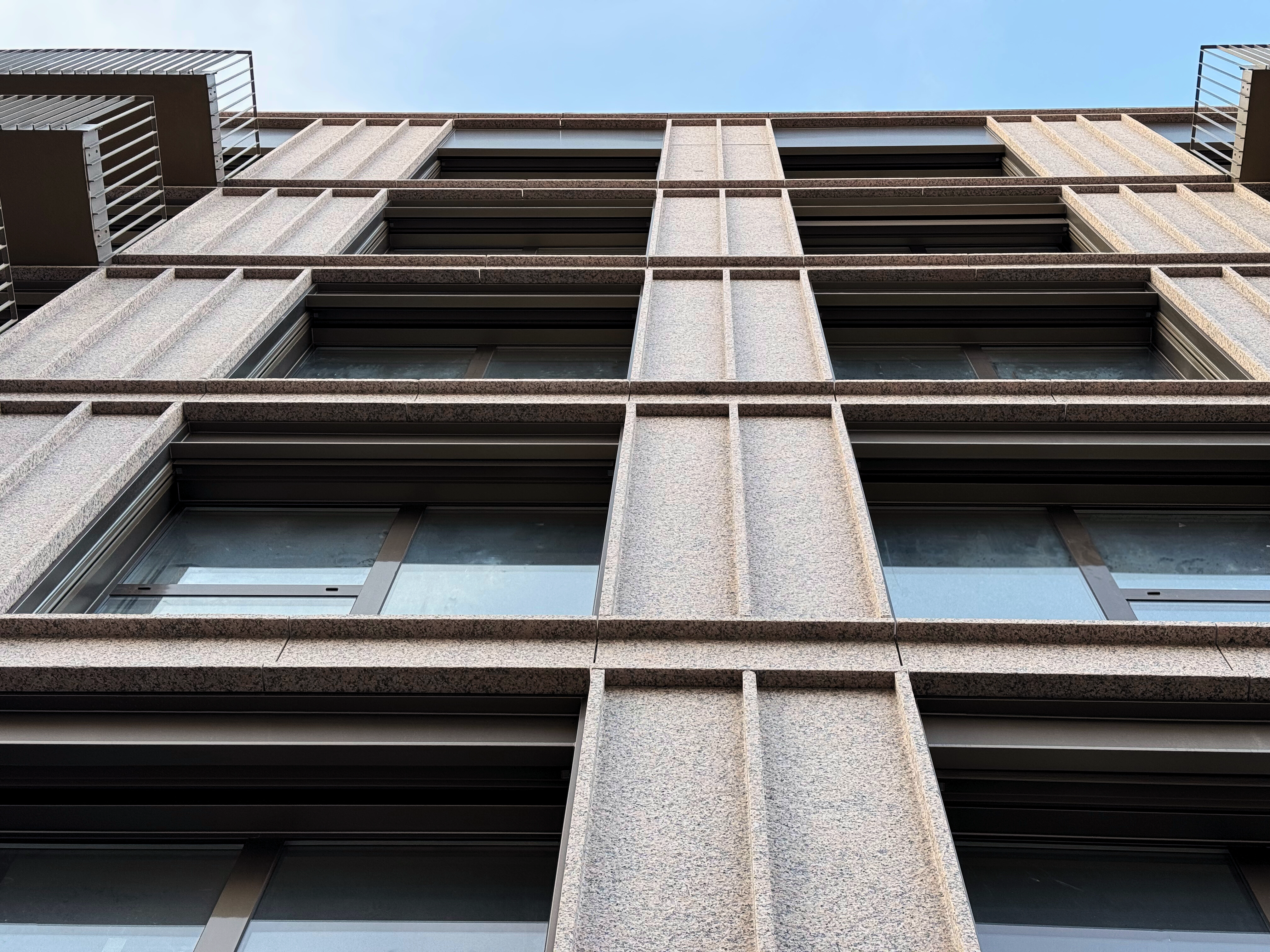 Fachada del edificio Sanjurjo Badía 105